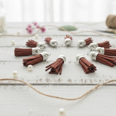 Кисточки замшевые для творчества и украшений (3.8 см, 10 шт.) - бордовый/серебро Кисточки замшевые для творчества и украшений (3.8 см, 10 шт.) - бордовый/серебро