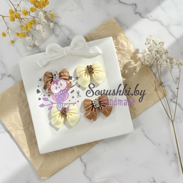 Кабошоны акриловые "Бантики в стразах" для рукоделия и декора - набор 4 шт.