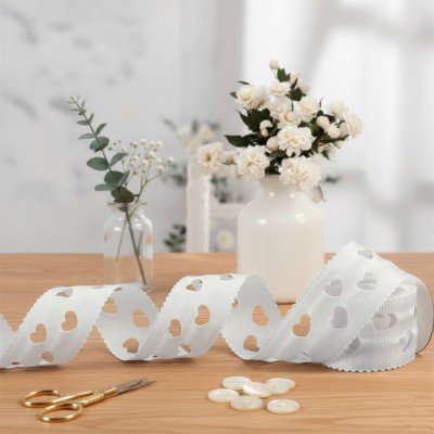 Репсовая лента с вырубкой «Сердечки» — ширина 3,5 см, цв. белый (1,55 м)