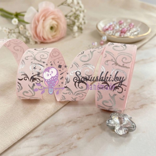 Лента репсовая с серебристым тиснением "Вензеля", розовая (25 мм)