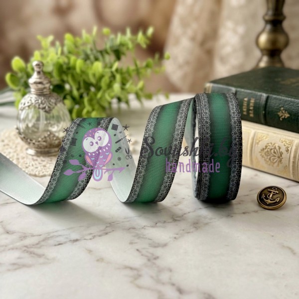 Репсовая лента с кружевным принтом (2,5 см), изумрудно-зеленый